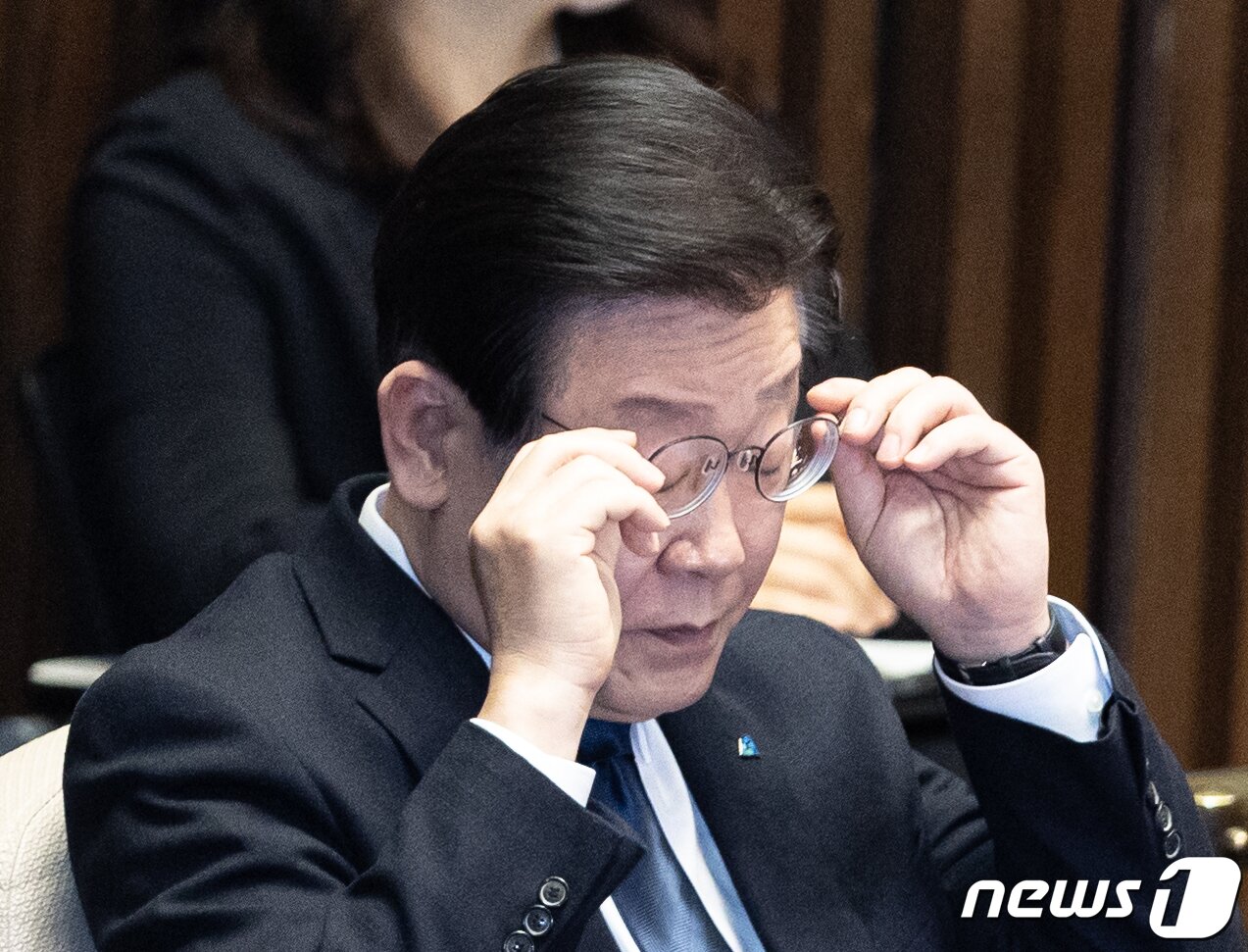 본문 이미지 - 이재명 더불어민주당 대표가 27일 오후 서울 여의도 국회에서 열린 제403회 국회(임시회) 제8차 본회의에서 안경을 고쳐쓰고 있다. 2023.2.27/뉴스1 ⓒ News1 이재명 기자