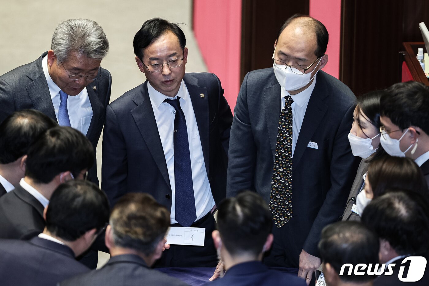 본문 이미지 - 27일 서울 여의도 국회에서 열린 제403회 국회(임시회) 제8차 본회의에서 국회의원 이재명에 대한 체포동의안 개표 과정 중 감표위원들이 무효표 여부에 대해 논쟁을 벌이고 있다. 2023.2.27/뉴스1 ⓒ News1 이재명 기자