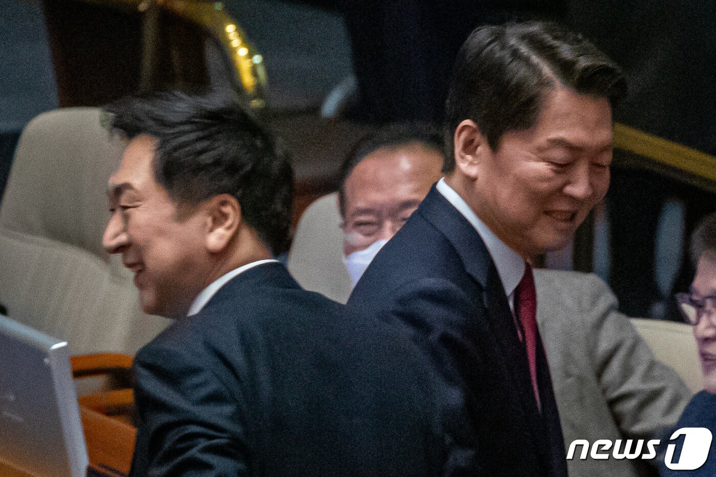 본문 이미지 - 국민의힘 당권 주자인 김기현(왼쪽), 안철수 의원이 27일 서울 여의도 국회에서 열린 제403회 국회(임시회) 제8차 본회의에서 국회의원 이재명에 대한 체포동의안 표결 후 자리로 이동하며 엇갈리고 있다.  ⓒ News1 유승관 기자