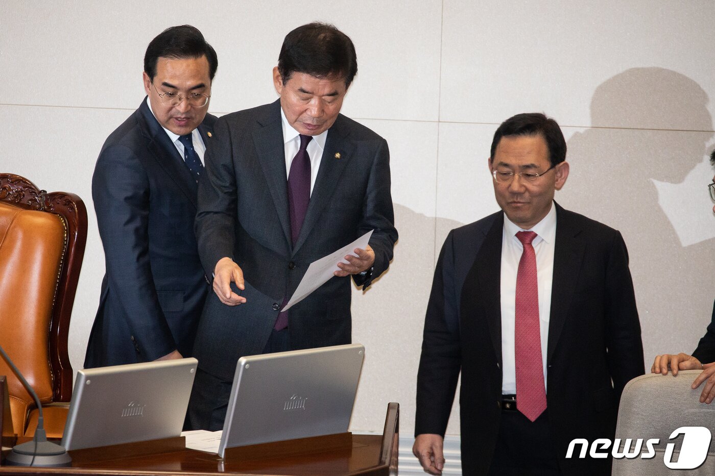 본문 이미지 - 김진표 국회의장과 여야 원내대표가 27일 서울 여의도 국회에서 열린 제403회 국회(임시회) 제8차 본회의에서 국회의원 이재명에 대한 체포동의안 개표 과정 중 나온 무효표 여부에 대해 논의를 하고 있다. 왼쪽부터 박홍근 더불어민주당 원내대표, 김 의장, 주호영 국민의힘 원내대표. 2023.2.27/뉴스1 ⓒ News1 유승관 기자