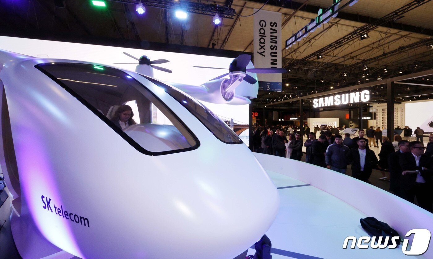 본문 이미지 - 세계 최대 이동통신 전시회 '모바일월드콩그레스'(MWC 2023) 개막 첫날인 지난달 27일 스페인 바르셀로나 피라 그란 비아에 설치된 UAM 전시장을 관람객들이 살펴보고 있다. 2023.2.27/뉴스1 ⓒ News1 사진공동취재단