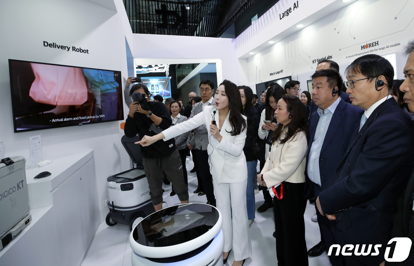 (바르셀로나(스페인)=뉴스1) 박정호 기자 = 구현모 KT 대표가 세계 최대 이동통신 전시회 '모바일월드콩그레스'(MWC 2023) 개막 첫날인 27일 오전(현지시간) 스페인 바르 …