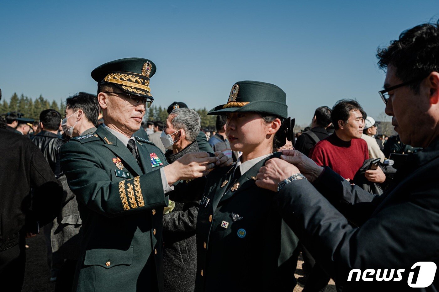 본문 이미지 - 27일 육군3사관학교에서 열린 '육군3사관학교 제58기 졸업 및 임관식'에서 박정환 육군참모총장(왼쪽)과 가족이 신임장교에게 계급장을 달아주고 있다. (육군 제공)2023.2.27/뉴스1