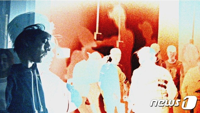 본문 이미지 -  김희천 작품 '탱크', 2019, HD, 3 채널 사운드, 싱글 채널 비디오, 42분 (에르메스 재단 제공)