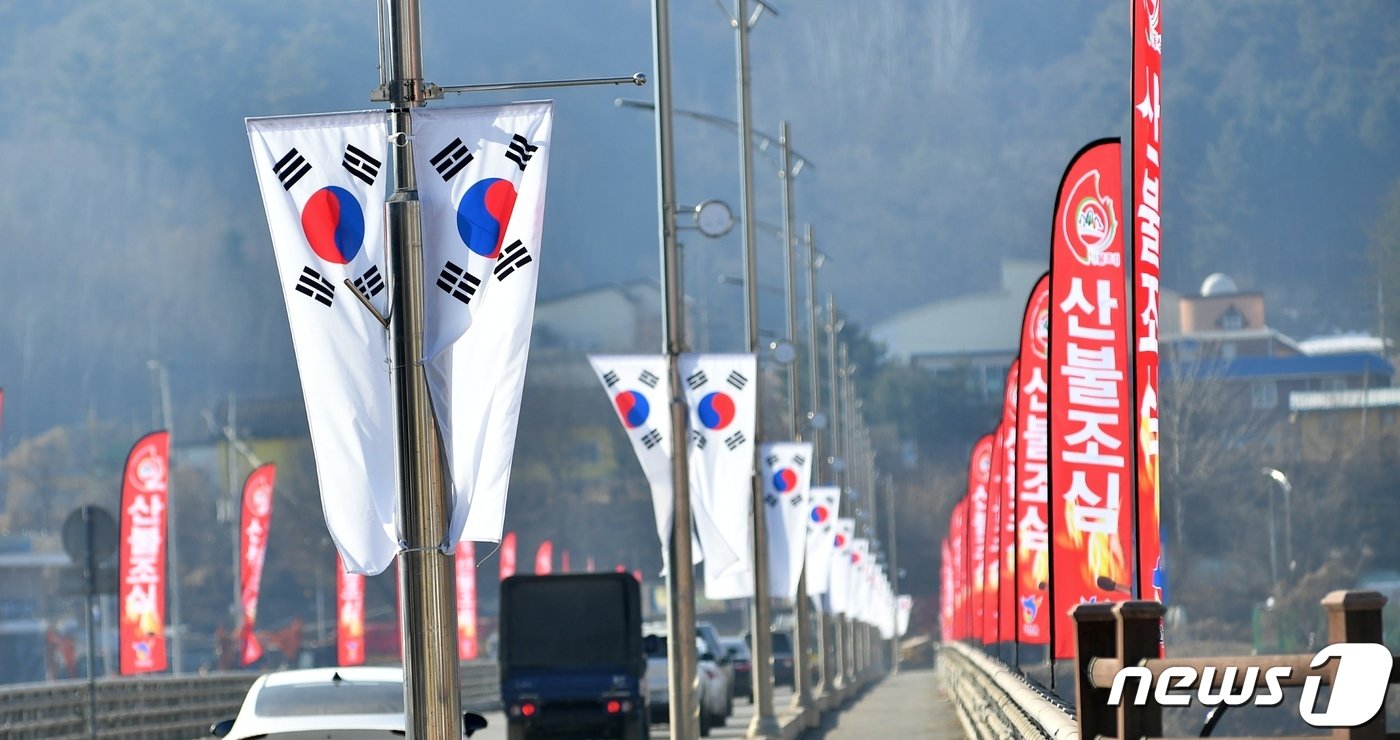 104주년 3·1절 맞아 강원 화천군, 지역 곳곳에 태극기 게양.&#40;화천군 제공&#41;