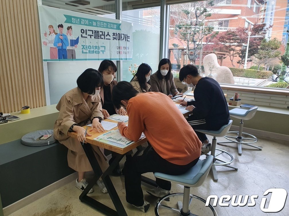 김제시가 평소 바쁜 일상으로 행정복지센터 방문이 어려운 한국폴리텍대학 전북캠퍼스를 방문해 전입신고 행정서비스를 제공하고 있다.&#40;김제시제공&#41; 2023.2.28/뉴스1