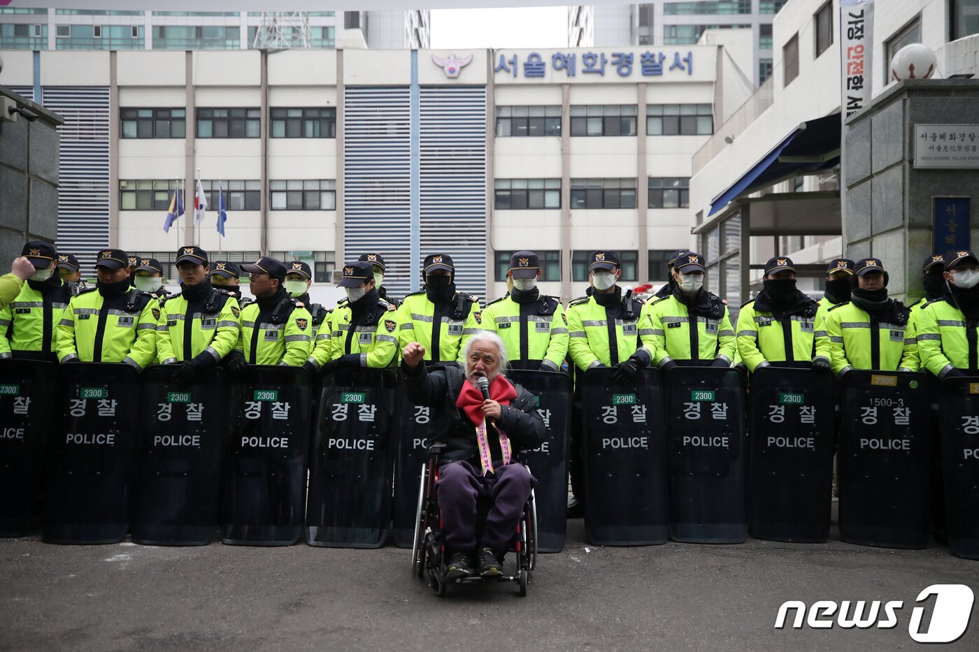 본문 이미지 - 박경석 전국장애인차별철폐연대(전장연) 상임공동대표가 28일 오전 서울 종로구 혜화경찰서 앞에서 '서울경찰청 장애인등편의법 준수를 위한 서울시 경찰서 31개소 전수조사 선포 기자회견을 하고 있다. 2023.2.28/뉴스1 ⓒ News1 이승배 기자