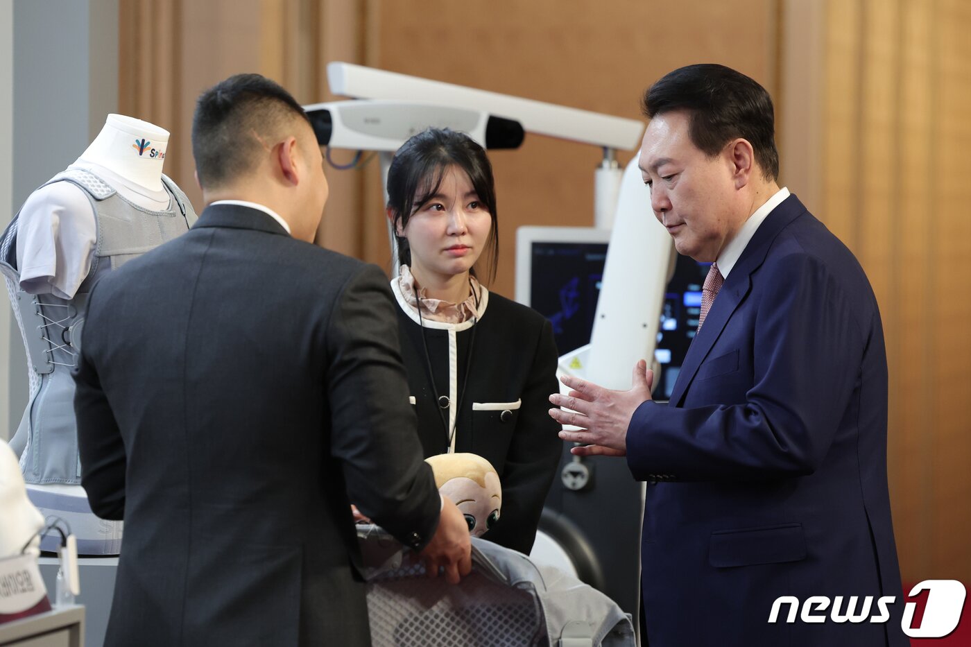 본문 이미지 - 윤석열 대통령이 28일 청와대 영빈관에서 열린 바이오헬스 신시장 창출전략 회의에 앞서 브이엔티씨 노경석 대표로부터 척추질환 보조기 설명을 청취하고 있다. (대통령실 제공) 2023.2.28/뉴스1 ⓒ News1 오대일 기자