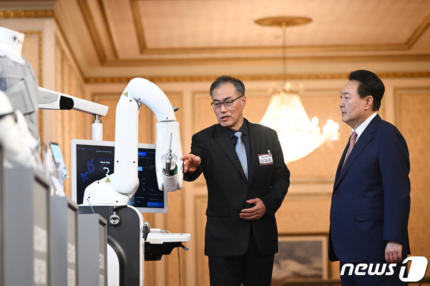 본문 이미지 - 윤석열 대통령이 28일 청와대 영빈관에서 열린 바이오헬스 신시장 창출전략 회의에 앞서 큐렉소 이재준 대표로부터 수술로봇 설명을 청취하고 있다. (대통령실 제공) 2023.2.28/뉴스1 ⓒ News1 오대일 기자