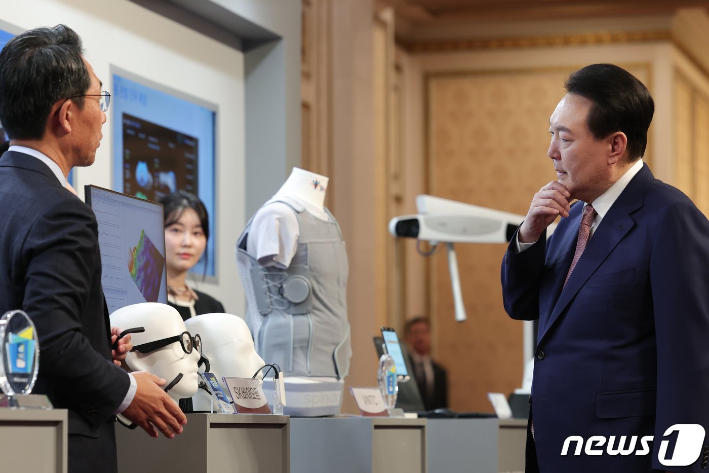 본문 이미지 - 윤석열 대통령이 28일 청와대 영빈관에서 열린 바이오헬스 신시장 창출전략 회의에 앞서 SK바이오팜 이동훈 대표로부터 웨어러블 뇌전증 탐지안경에 대한 설명을 청취하고 있다.. (대통령실 제공) 2023.2.28/뉴스1 ⓒ News1 오대일 기자
