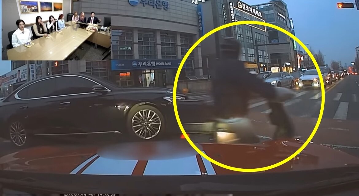 본문 이미지 - 몸이 불편한 어르신을 보고 얼른 오토바이에서 내려 도움을 준 운전자. &#40;한문철 TV&#41;
