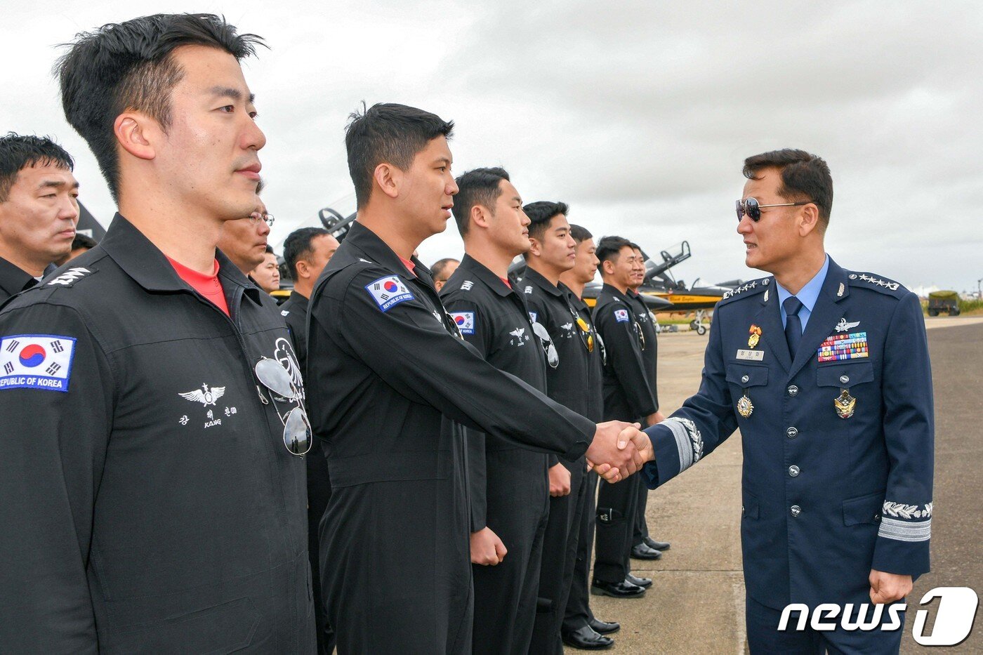 본문 이미지 - 정상화 공군참모총장(오른쪽)이 ‘2023 호주 애벌론 국제에어쇼’ 개막식 에어쇼를 성공적으로 마친 공군 특수비행팀 블랙이글스(Black Eagles) 임무요원들을 격려하고 있다. 정 총장은 “작년 영국에 이어 호주에서 대한민국의 이름을 드높이고 있는 여러분들이 정말 자랑스럽다”고 말했다.(공군 제공)ⓒ News1