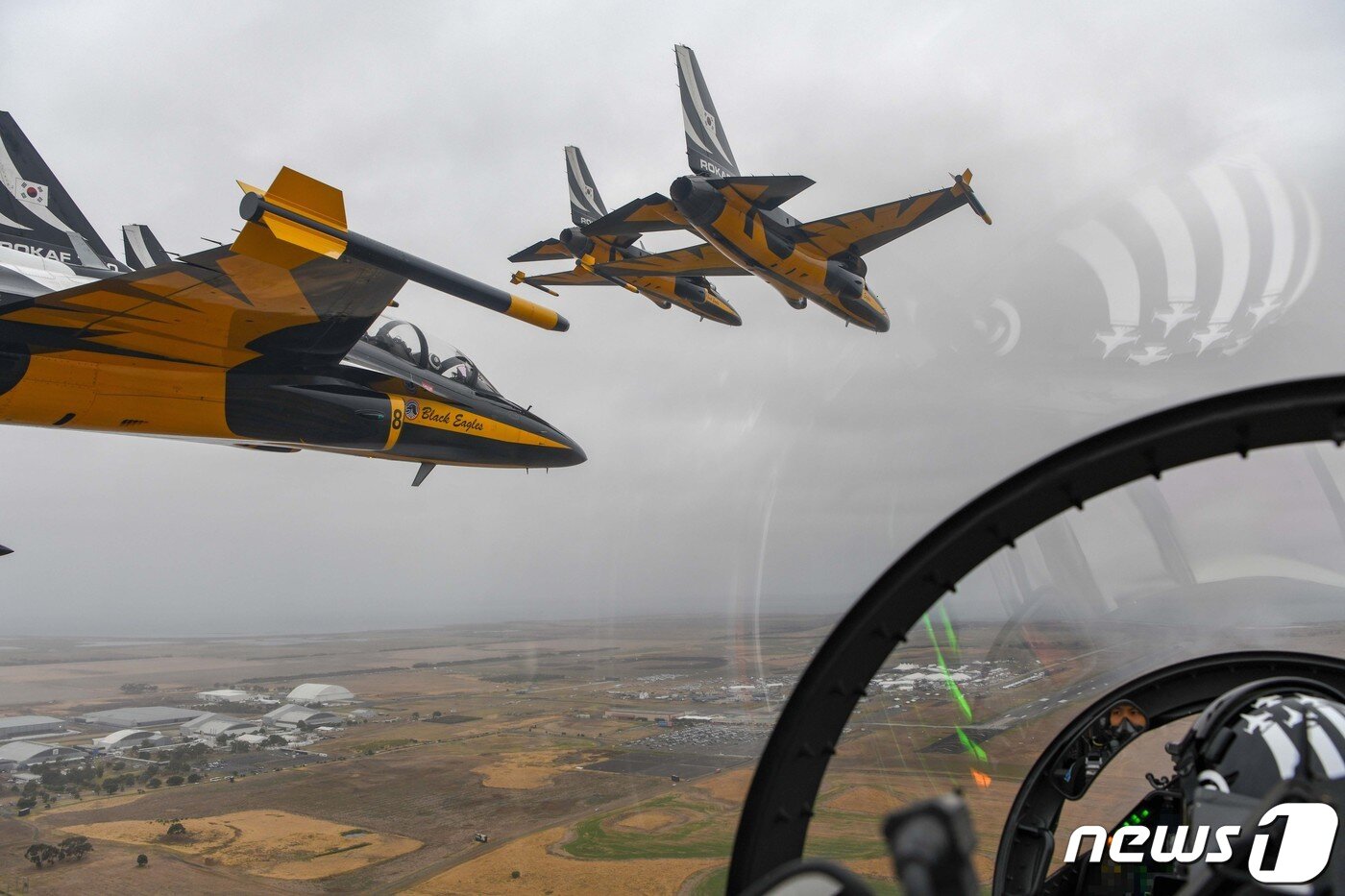본문 이미지 - 공군 특수비행팀 블랙이글스(Black Eagles)가 28일(현지시간) ‘2023 호주 애벌론 국제에어쇼’ 개막식이 열리는 애벌론 공항 상공에서 단독 에어쇼를 선보이고 있다. (공군 제공)ⓒ News1