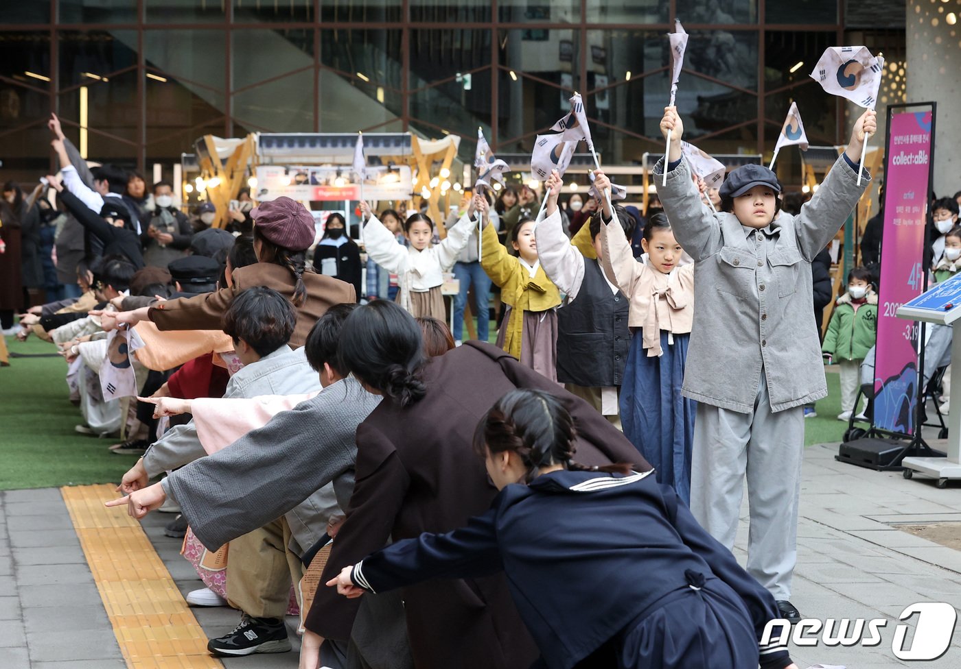 삼일절을 하루 앞둔 28일 서울 종로구 복합문화공간 안녕인사동 앞에서 홍익대 공연예술학부 뮤지컬 전공 학생들이 3·1 만세운동을 재현하는 플래시몹을 선보이고 있다. 2023.2.28/뉴스1 ⓒ News1 조태형 기자