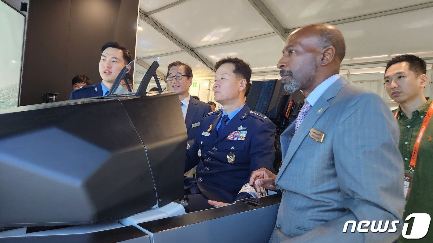본문 이미지 - 정상화 공군참모총장이 28일(현지시간) ‘2023 호주 애벌론 국제에어쇼’ 개막식 에어쇼 참석 후 '한국항공우주산업'(KAI)와 '한화 디펜스'이 참가한 방산전시관을 방문했다. 사진은 정 총장이 한국항공우주산업 부스에서 'T-50 시뮬레이터'를 탑승한 모습.(공군 제공)ⓒ News1