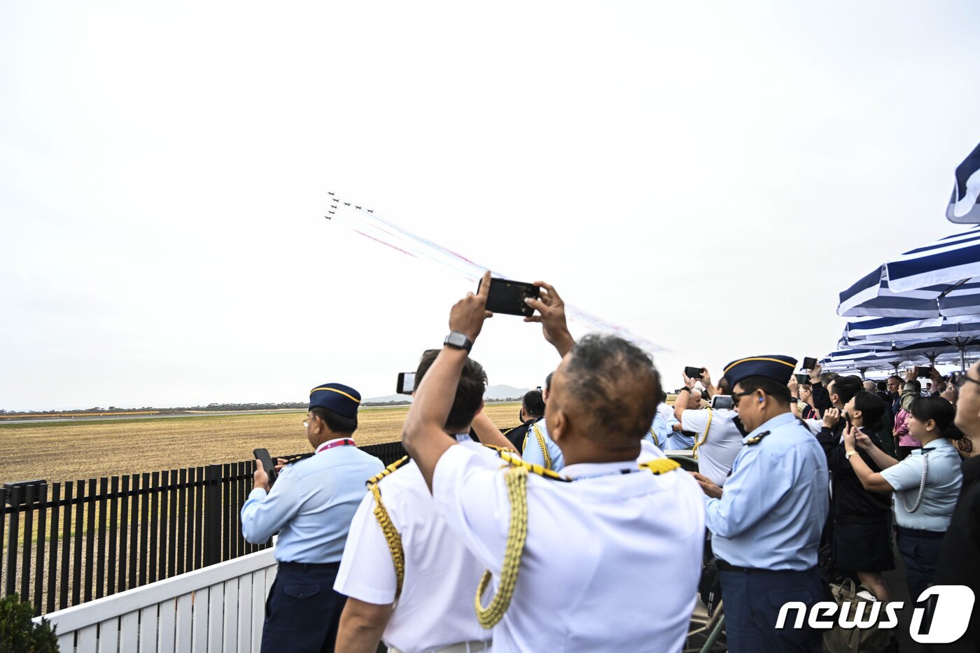 본문 이미지 - 공군 특수비행팀 블랙이글스(Black Eagles)가 28일(현지시간) ‘2023 호주 애벌론0 국제에어쇼’ 개막식이 열리는 애벌론 공항 상공에서 단독 에어쇼를 선보이고 있는 가운데 세계 각국의 공군 주요 인사들이 이를 관람하고 있다. 호주 애벌론 에어쇼는 전 세계 항공우주 전문가와 국방 관련 인사, 일반 관람객이 참석하며 국제 항공우주 및 방위산업박람회 등도 함께 열리는 남반구 최대 에어쇼다.(공군 제공)ⓒ News1