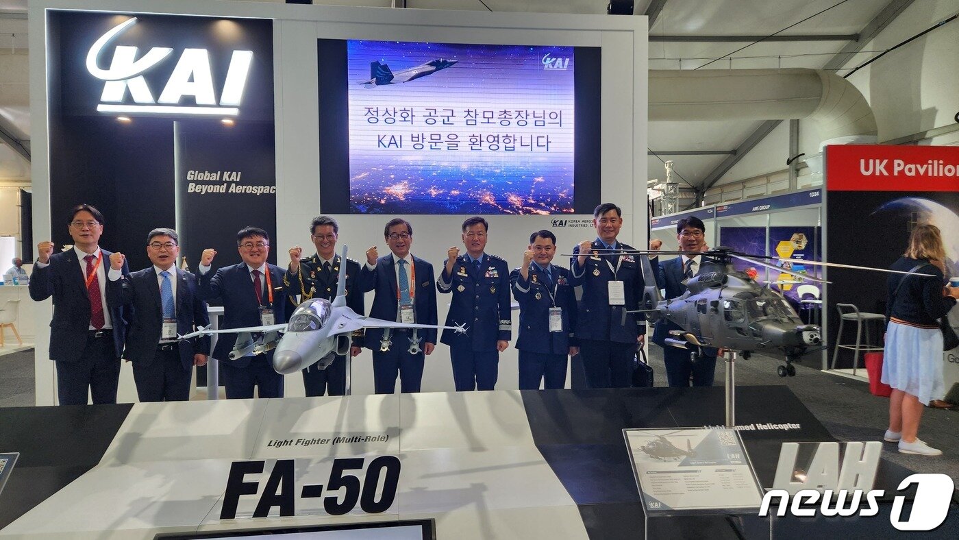 본문 이미지 - 정상화 공군참모총장이 28일(현지시간) ‘2023 호주 애벌론 국제에어쇼’ 개막식 에어쇼 참석 후 '한국항공우주산업'(KAI)와 '한화 디펜스'이 참가한 방산전시관을 방문했다.(공군 제공)ⓒ News1