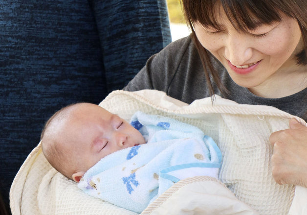 日 올해 출생아 67만명 붕괴…정부 예측보다 16년 앞당겨져