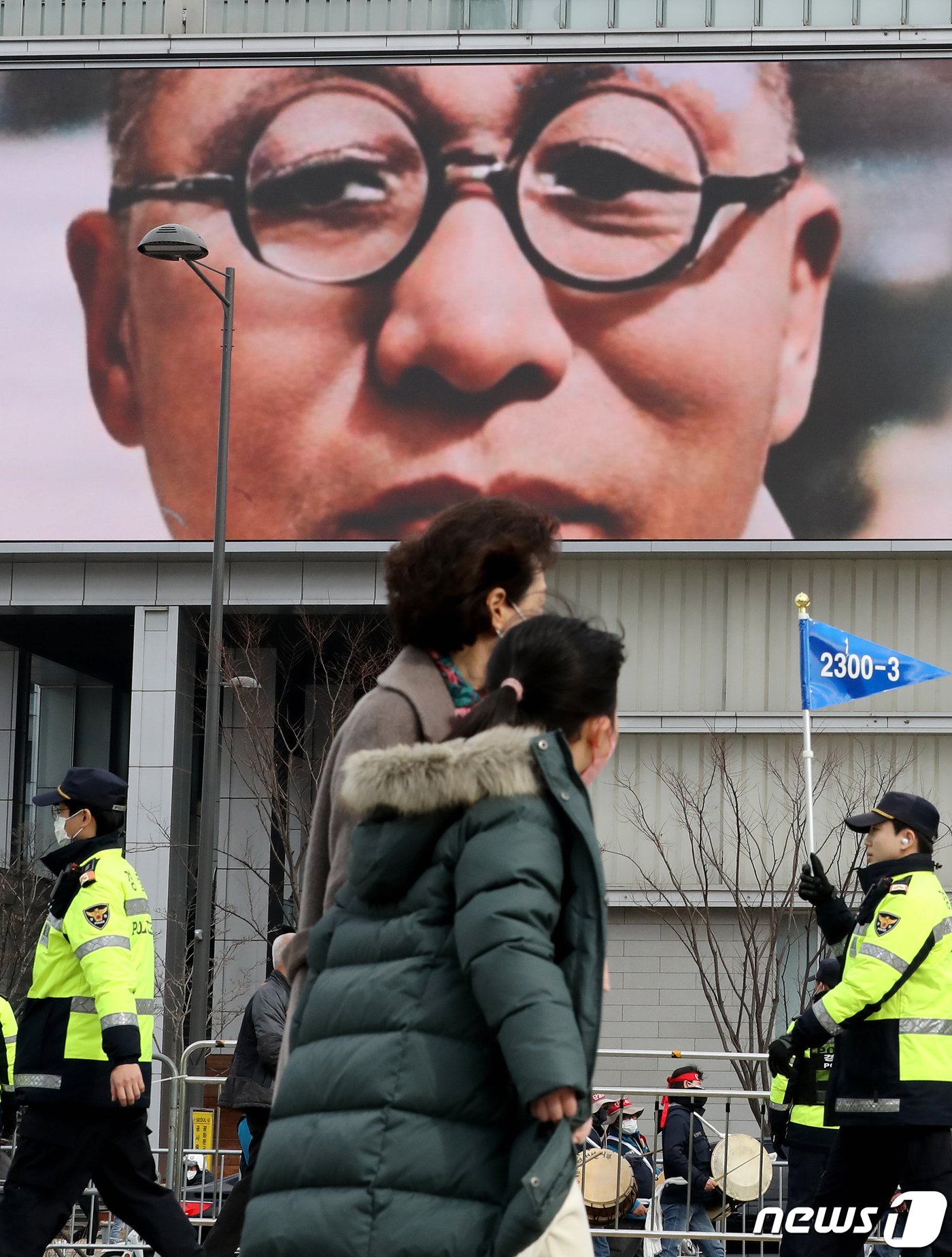 28일 오후 서울 종로구 대한민국역사박물관 대형 전광판을 통해 김구 선생의 컬러 사진이 나오고 있다.  2023.2.28/뉴스1 ⓒ News1 장수영 기자