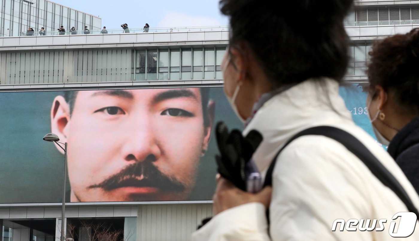 28일 오후 서울 종로구 대한민국역사박물관 대형 전광판을 통해 김좌진 장군의 컬러 사진이 나오고 있다.023.2.28/뉴스1 ⓒ News1 장수영 기자