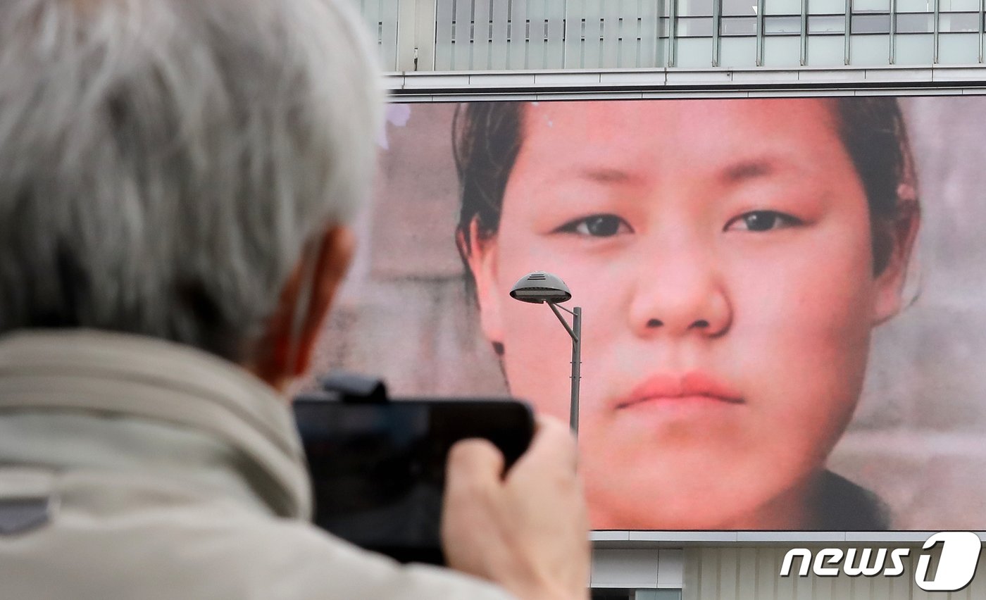 본문 이미지 - 28일 오후 서울 종로구 대한민국역사박물관 대형 전광판을 통해 유관순 열사의 컬러 사진이 나오고 있다.  2023.2.28/뉴스1 ⓒ News1 장수영 기자