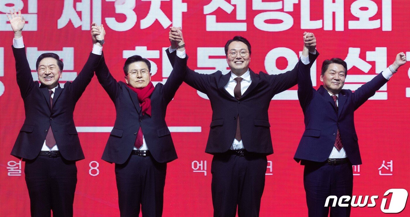 본문 이미지 - 국민의힘 김기현(왼쪽부터), 황교안, 천하람, 안철수 당대표 후보가 28일 오후 대구 북구 엑스코에서 열린 국민의힘 제3차 전당대회 대구·경북 합동연설회에서 기념 촬영을 하고 있다. ⓒ News1 이재명 기자