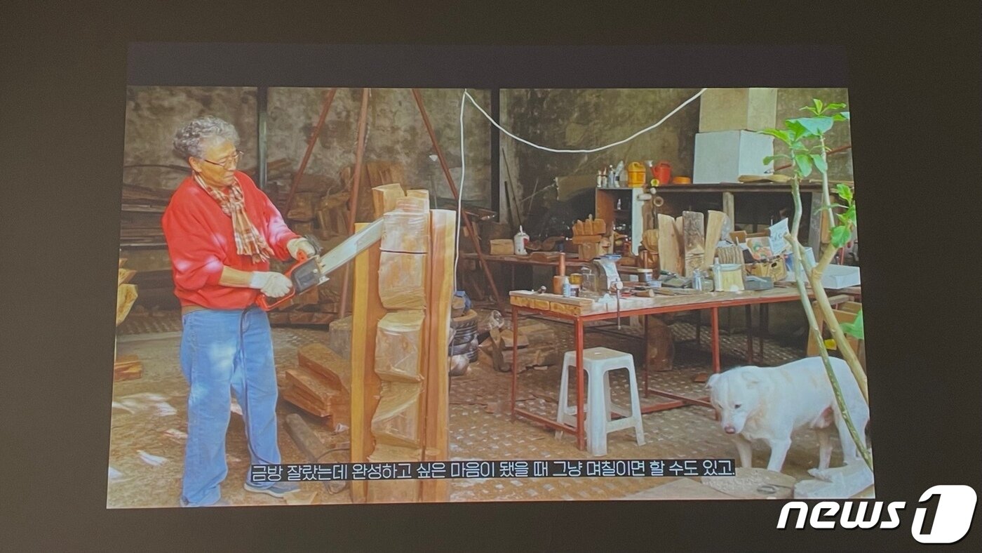 본문 이미지 -  김윤신 작가의 작업 모습. 2023.2.27/뉴스1 ⓒ 뉴스1 김일창 기자