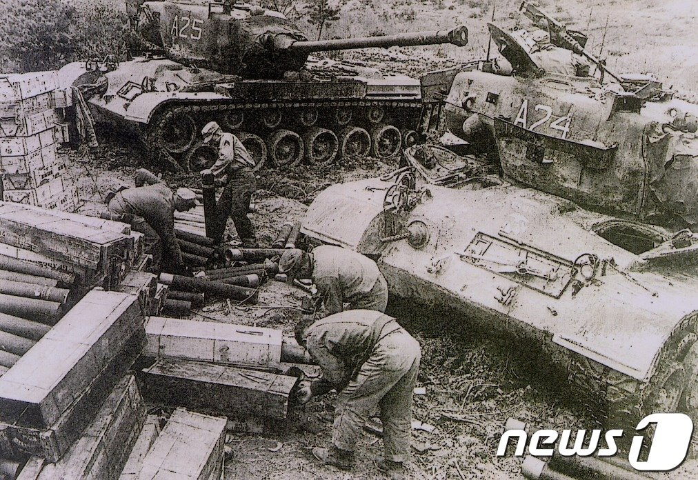 본문 이미지 - 벨기에·룩셈부르크 대대 부대원들이 M46 패튼 전차에 적재할 포탄을 정리하고 있는 모습.(유엔평화기념관 제공)
