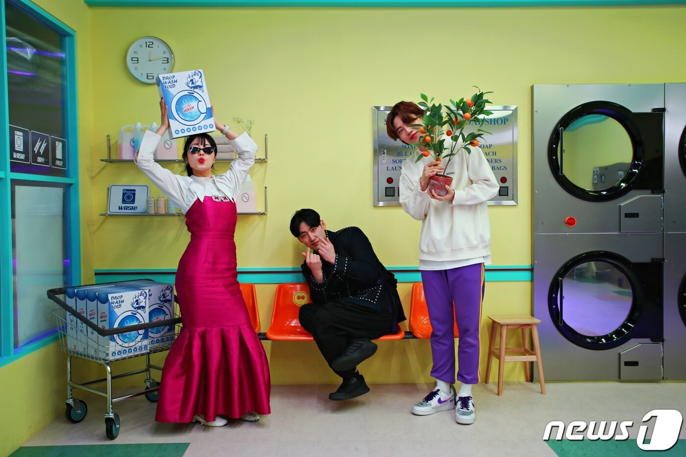 본문 이미지 - 하이커엔터테인먼트의 금 대표와 포토그래퍼, 연습생&#40;한국관광공사 제공&#41;