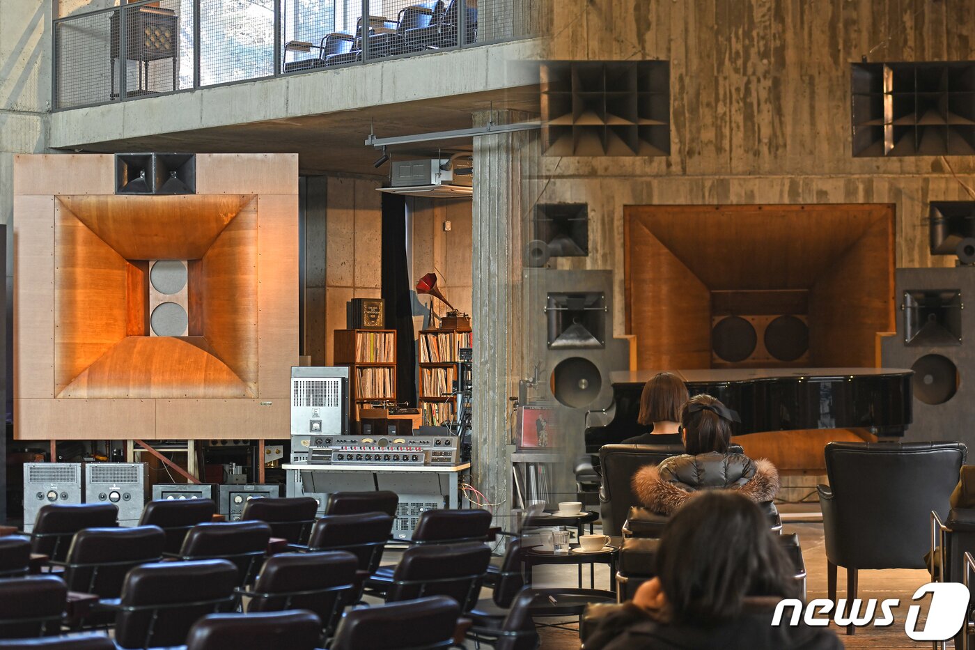 본문 이미지 - 콩치노콩크리트에 자리한 빈티지 오디오 시스템&#40;한국관광공사 제공&#41;
