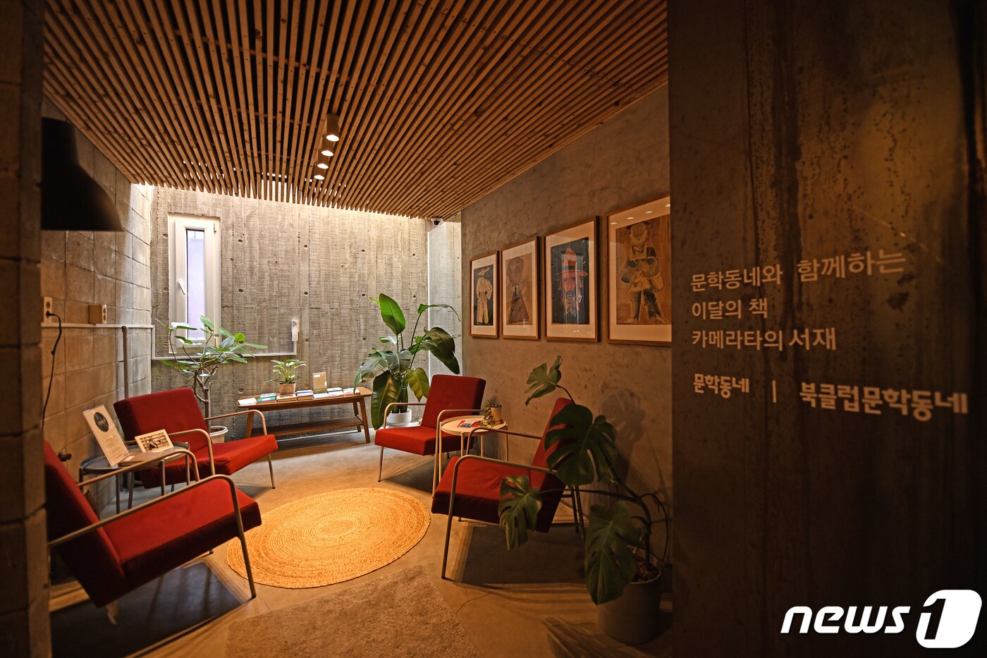 본문 이미지 - 카메라타 3층에 마련된 아담한 서재&#40;한국관광공사 제공&#41;