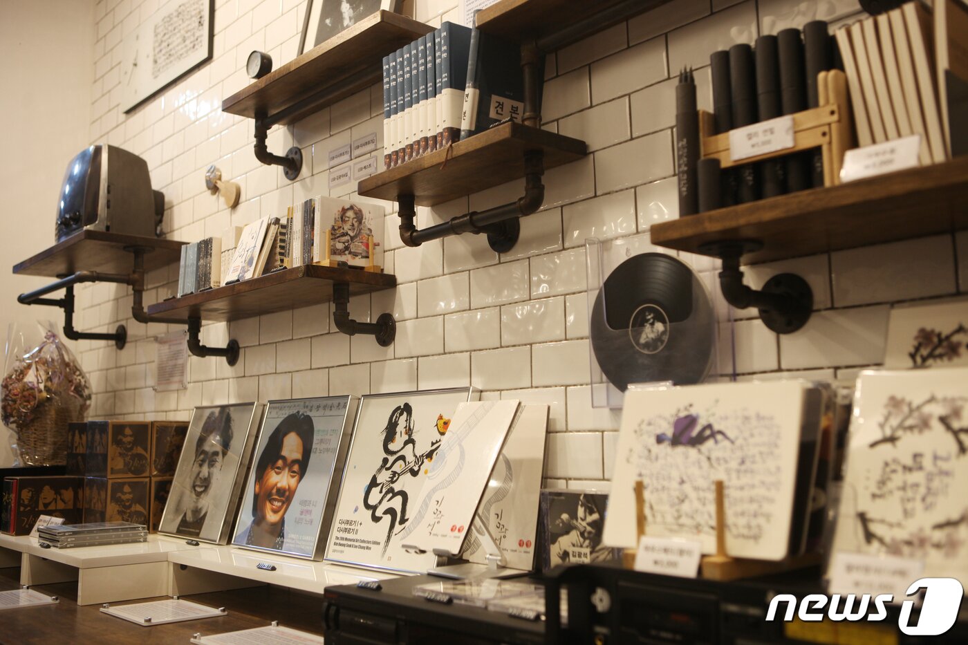 본문 이미지 - 김광석스토리하우스 음반 및 기념품&#40;한국관광공사 제공&#41;