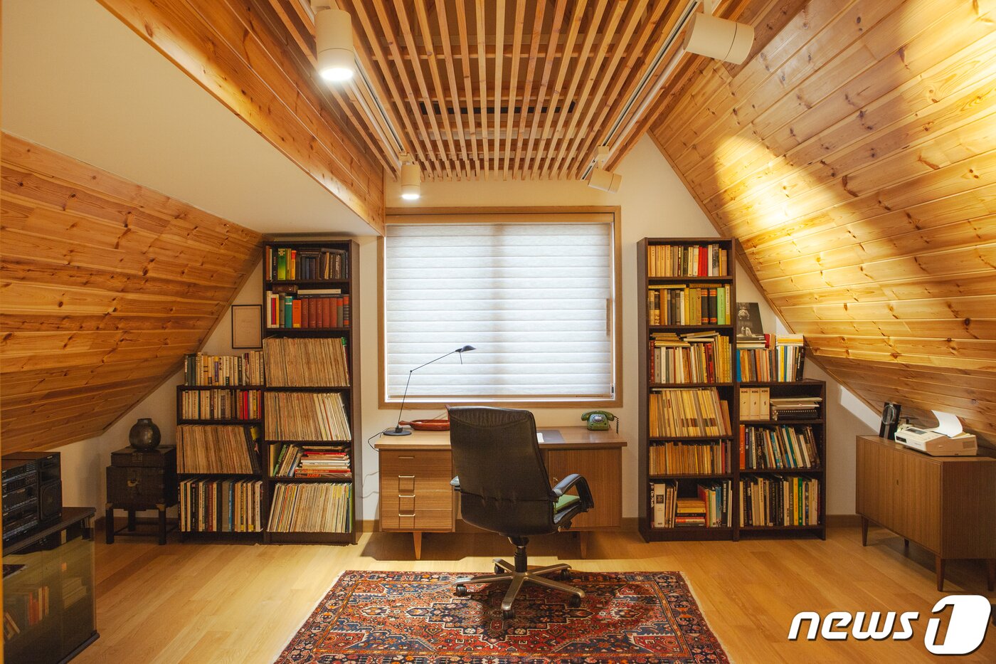 본문 이미지 - 베를린하우스 2층에 재현한 윤이상의 서재&#40;한국관광공사 제공&#41;
