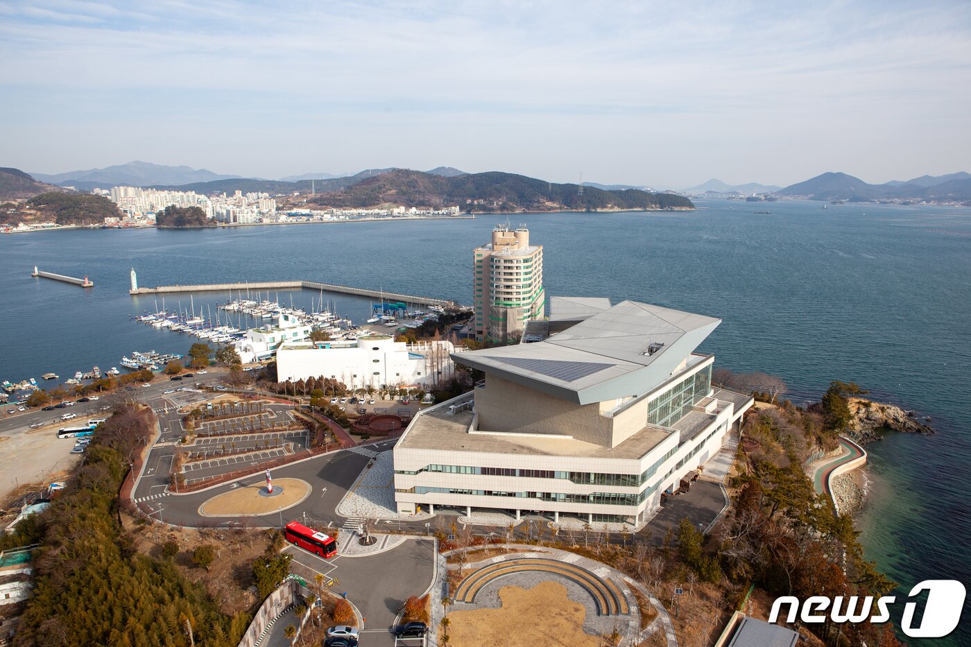 본문 이미지 - 바다를 배경으로 자리한 통영국제음악당&#40;한국관광공사 제공&#41;