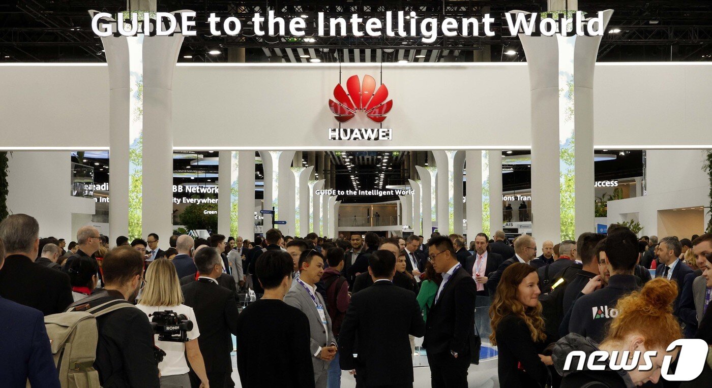 본문 이미지 - 28일(현지시각) 스페인 바르셀로나에서 열린 세계 최대 이동통신 전시회 'MWC 2023(모바일월드콩그레스)'에서 관람객들이 화웨이 부스를 둘러보고 있다. 2023.2.28/뉴스1 ⓒ News1 사진공동취재단