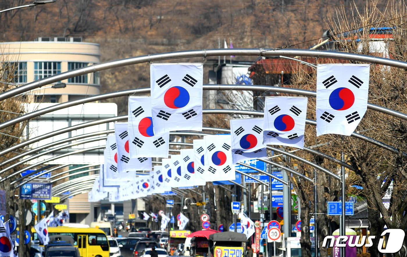 104주년 3·1절 맞아 강원 화천군이 지역 곳곳에 내건 태극기.&#40;화천군 제공&#41;