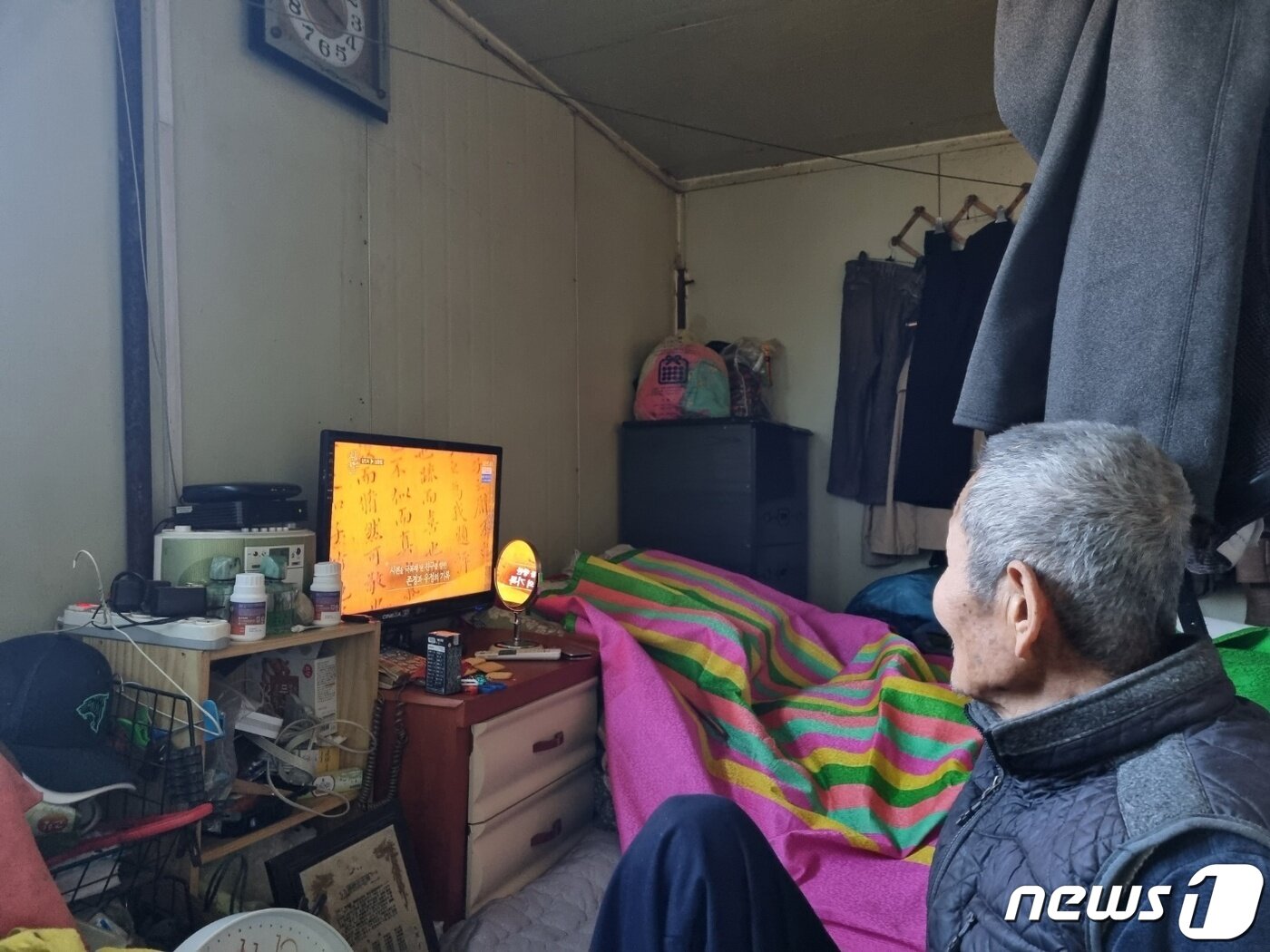 본문 이미지 - 28일 경기 가평군 북면 이곡2리에 거주하는 한 독거노인이 6평 남짓한 방에서 TV를 보고 있다.2023.02.28./뉴스1 양희문 기자 