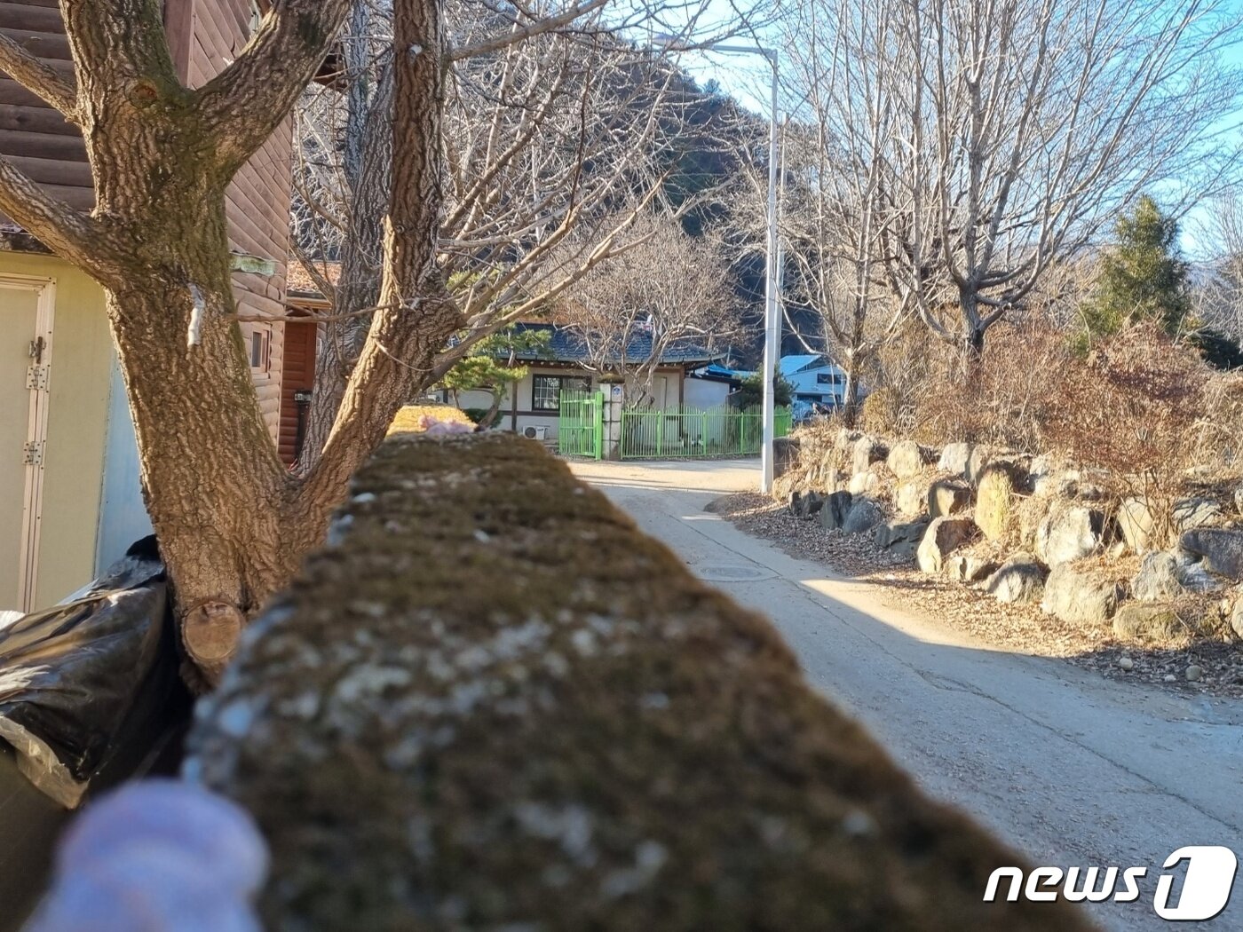 본문 이미지 - 28일 경기 가평군 북면 이곡2리 마을 골목이 한적하다.2023.02.28./뉴스1 양희문 기자 