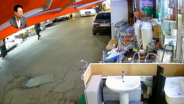 본문 이미지 - 지난 8일 오후 6시쯤 서울 중랑구의 한 골목에서 아우디 차량과 오토바이가 부딪히는 사고 장면. (유튜브 채널 '한문철TV')