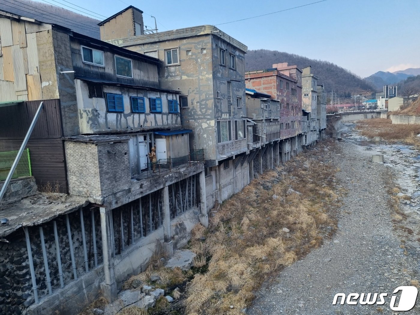 본문 이미지 - 석탄산업 활황기 인구만 4만명이 넘었던 강원 태백 철암동. 현재는 광부와 상인들이 모두 떠나고 당시를 느낄 수 있는 빈 상점들만 남아 마을 전체가 거대한 근현대사 박물관으로 변해 있다. 2023.2.28/뉴스1 윤왕근 기자