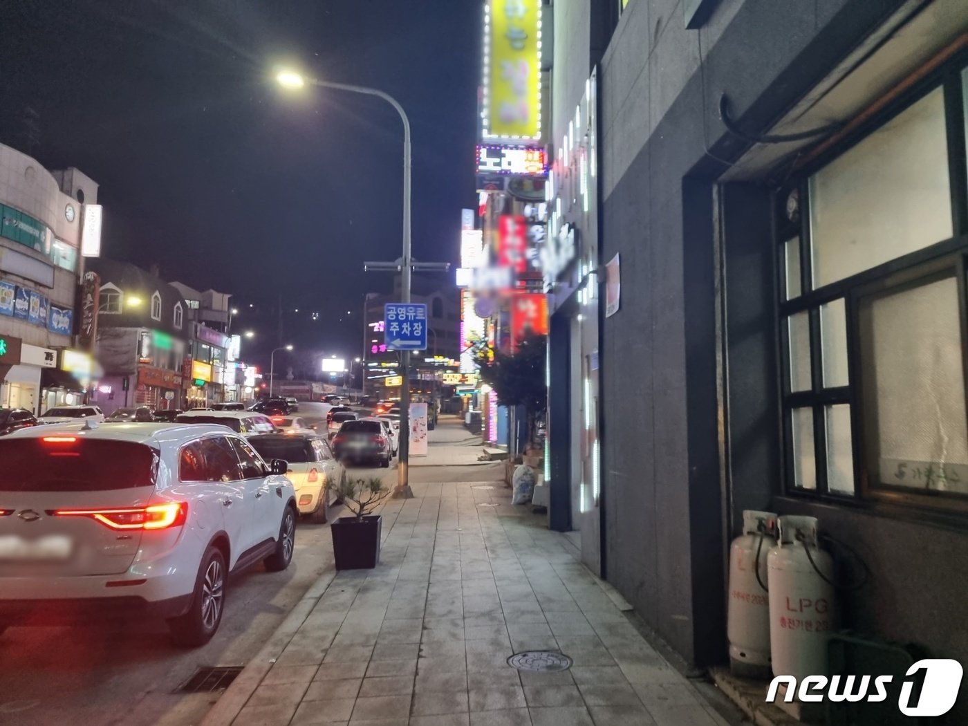 본문 이미지 - 불금이었던 지난달 24일 오후 8시쯤 강원 태백시 최대 번화가인 황지동 일대가 오가는 사람 하나 없이 휑한 모습이다. 2023.2.28/뉴스1 윤왕근 기자