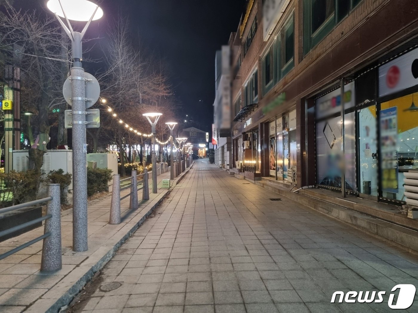 본문 이미지 - 불금이었던 지난달 24일 오후 8시쯤 강원 태백시 최대 번화가인 황지동 일대가 오가는 사람 하나 없이 휑한 모습이다. 2023.2.28/뉴스1 윤왕근 기자