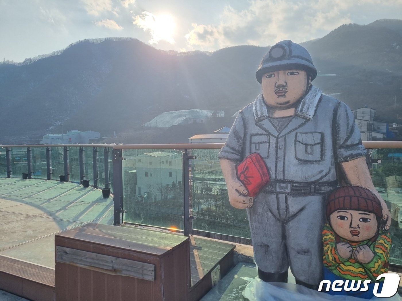 본문 이미지 - 석탄산업 활황기 인구만 4만명이 넘었던 강원 태백 철암동. 현재는 광부와 상인들이 모두 떠나고 당시를 느낄 수 있는 빈 상점들만 남아 마을 전체가 거대한 근현대사 박물관으로 변해 있다. 2023.2.28/뉴스1 윤왕근 기자