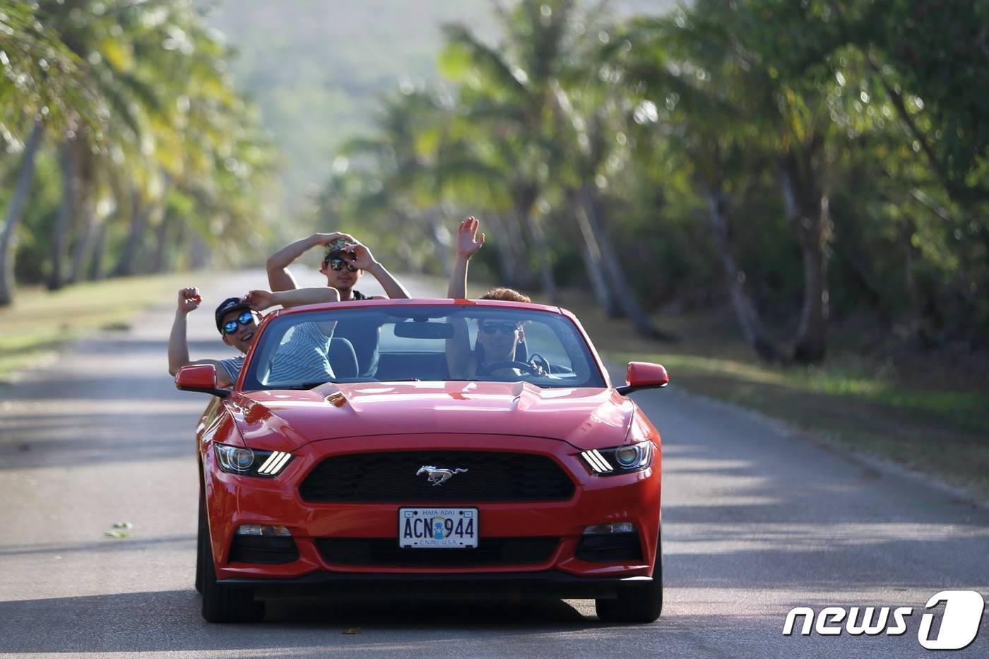 본문 이미지 - 사이판에서 오픈카 드라이브를 즐기는 MZ세대(마리아나관광청 제공)