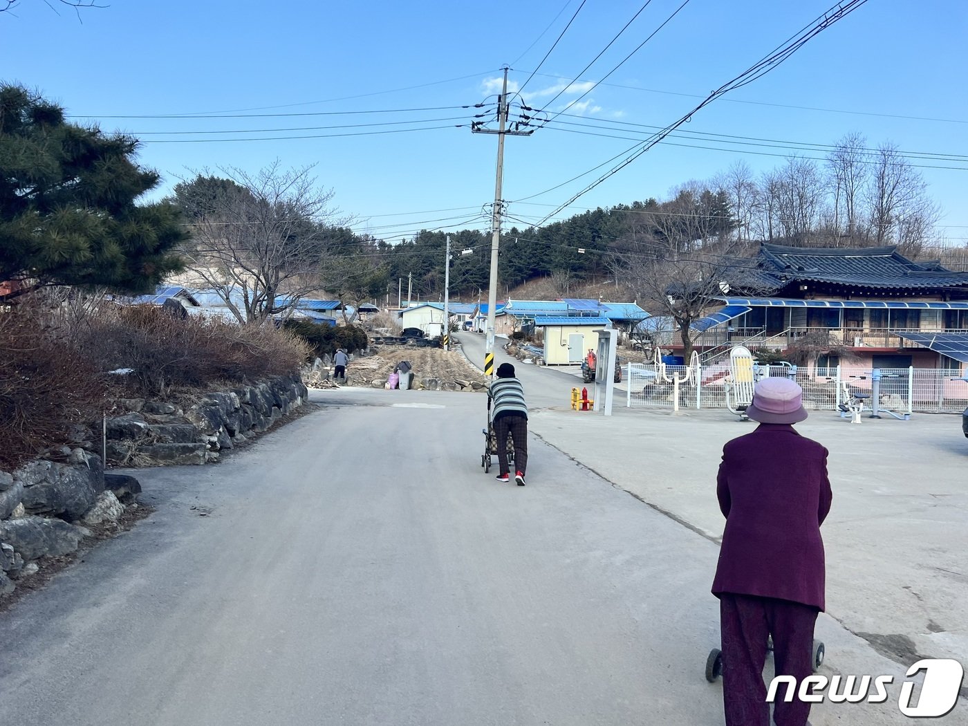 지난 24일 강원 양구군 해안면 오유2리 마을에 어르신들이 성인용 보행기를 끌면서 길을 걷고 있다.2023.2.28 한귀섭 기자