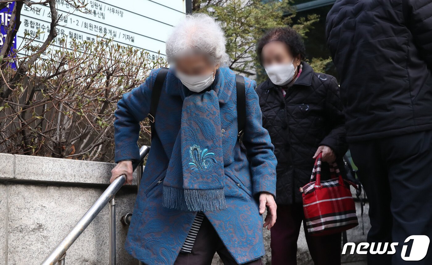 본문 이미지 - 일제 강제징용 피해 유가족들이 28일 오후 강제징용 피해 배상 문제 관련한 박진 외교부 장관과의 면담을 마치고 서울 서초구 변호사회관을 나서고 있다. 2023.2.28/뉴스1 ⓒ News1 임세영 기자