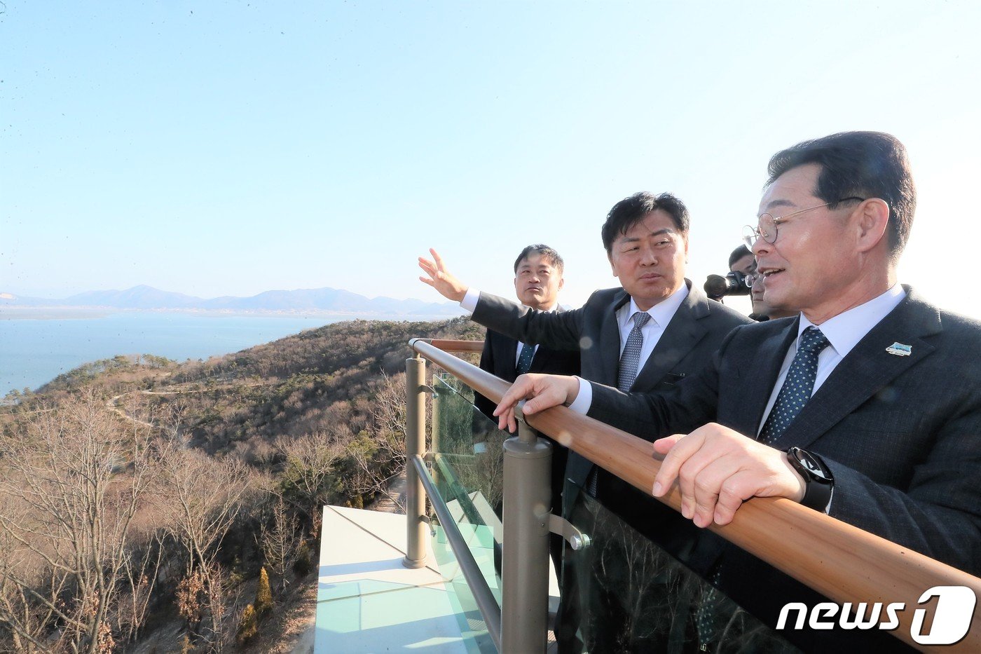 김관영 전북 도지사가 권익현 군수와 부안군 바다를 내려다 보며 해양수산 정책에 대해 이야기 하고 있다.&#40;부안군 제공&#41;2023.2.28/뉴스 