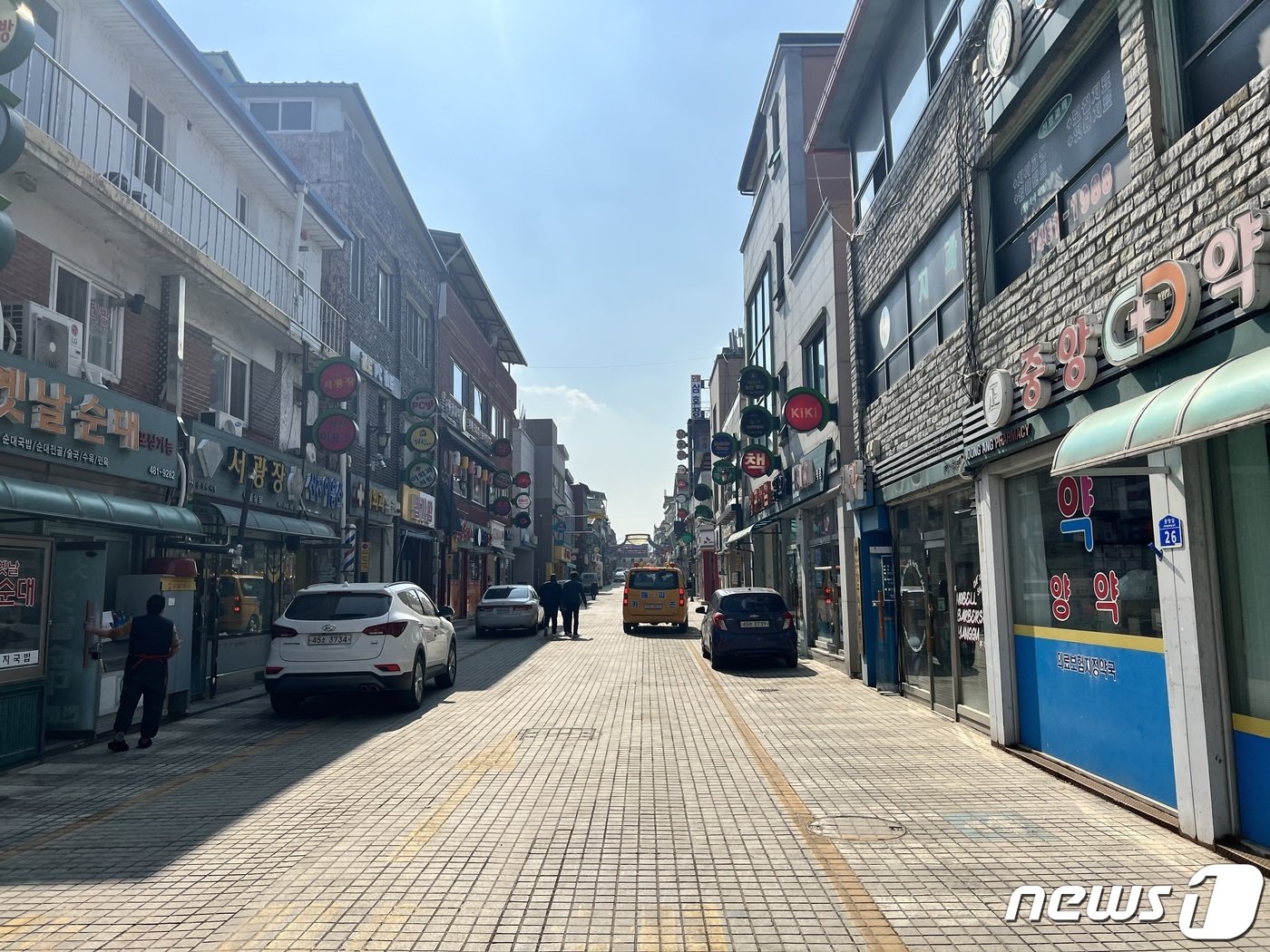 본문 이미지 - 지난 24일 낮 12시 13분쯤 강원 양구군 양구읍 시내는 점심시간인데도 불구하고 지나다니는 사람들을 찾아보기 힘들었다.2023.2.28 한귀섭 기자