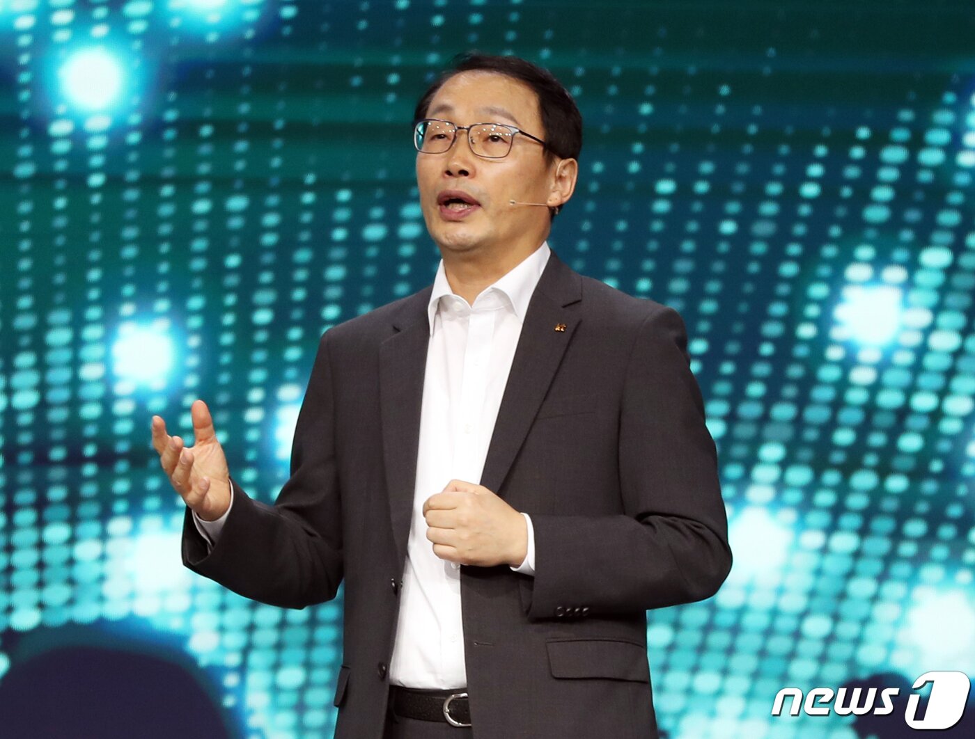 본문 이미지 - 구현모 KT 대표가 세계 최대 이동통신 전시회 '모바일월드콩그레스'(MWC 2023) 둘째 날인 28일 오후(현지시간) 스페인 바르셀로나 피라 그란 비아 전시장에서 '협업(Co-Creation)을 위한 시간인가?'를 주제로 기조연설을 하고 있다. 2023.2.28/뉴스1 ⓒ News1 사진공동취재단