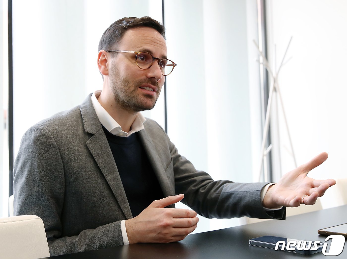 본문 이미지 - 알레산드로 그로펠리 유럽통신사업자협회(ETNO) 사무차장이 28일 오전(현지시간) 스페인 바르셀로나 피라 그란 비아 세계 최대 이동통신 전시회 '모바일월드콩그레스'(MWC 2023) 전시장에서 뉴스1과 인터뷰를 하고 있다. 2023.3.1/뉴스1 ⓒ News1 박정호 기자